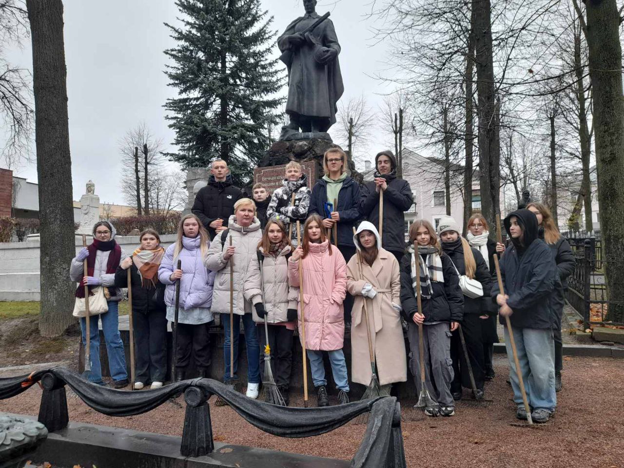 Учащиеся филиала БНТУ «Минский государственный технологический колледж» приняли участие в мероприятии, направленном на благоустройство памятных мест.